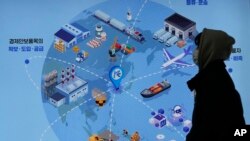 2025年2月11日,一名男子走过韩国首尔一个地铁站张贴的韩国进出口银行的广告图。