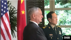 马蒂斯与魏凤和2018年10月18日在新加坡会面(美国国防部照片)