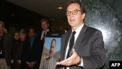 Директор Голосу Америки Девід Енсор зі словом про покійного Мукаррама Атіфа ( на плакаті в центрі ), журналіста Голосу Америки вбитого у Пакистані.