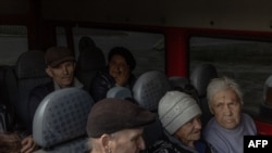 2024年5月12日,俄罗斯入侵乌克兰期间,来自沃夫昌斯克地区的疏散群众坐在哈尔科夫地区疏散点的一辆小型货车中。