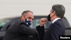 2022年2月9日,美国国务卿布林肯抵达澳大利亚参加四方机制外长会议时受到美国驻澳大使馆代办高德曼的欢迎。(路透社)