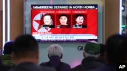韩国民众在首尔火车站观看三名韩裔美国公民在朝鲜被拘押的电视新闻。(2018年5月3日)