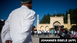 一名穆斯林男性来到新疆喀什的艾提尕尔清真寺参加开斋节晨祷。(2017年6月26日)