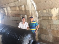 武汉人张海(右)因父亲(左)死于新冠肺炎向政府索赔。(张海提供)