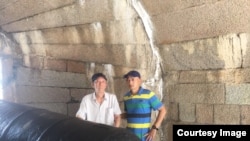 武汉人张海(右)因父亲(左)死于新冠肺炎向政府追责索赔,并呼吁国际社会继续溯源查明新冠病毒真相。(张海提供)