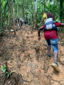 KK 穿越哥伦比亚原始森林时拍摄的前头的队友 (照片由KK提供)