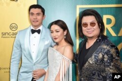 《疯狂亚洲富豪》的洛杉矶首映式上,原著作者关凯文和演员亨利·戈尔丁(左)、吴恬敏合影。(2018年8月7日)