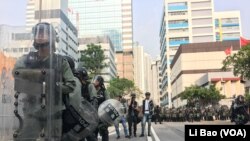 香港星期六(08-24-2019)冲突爆发前,警方与抗议者各自蓄势待发。美国之音记者黎堡拍摄。