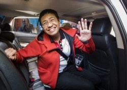 资料照片:菲律宾记者雷萨在马尼拉一家法庭交保获释后对摄影记者挥手。(2019年3月29日)