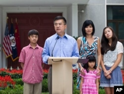 美国驻华大使骆家辉在北京率家人开记者会(2011年8月14日)