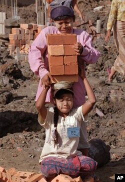 缅甸女孩在建筑工地上搬砖