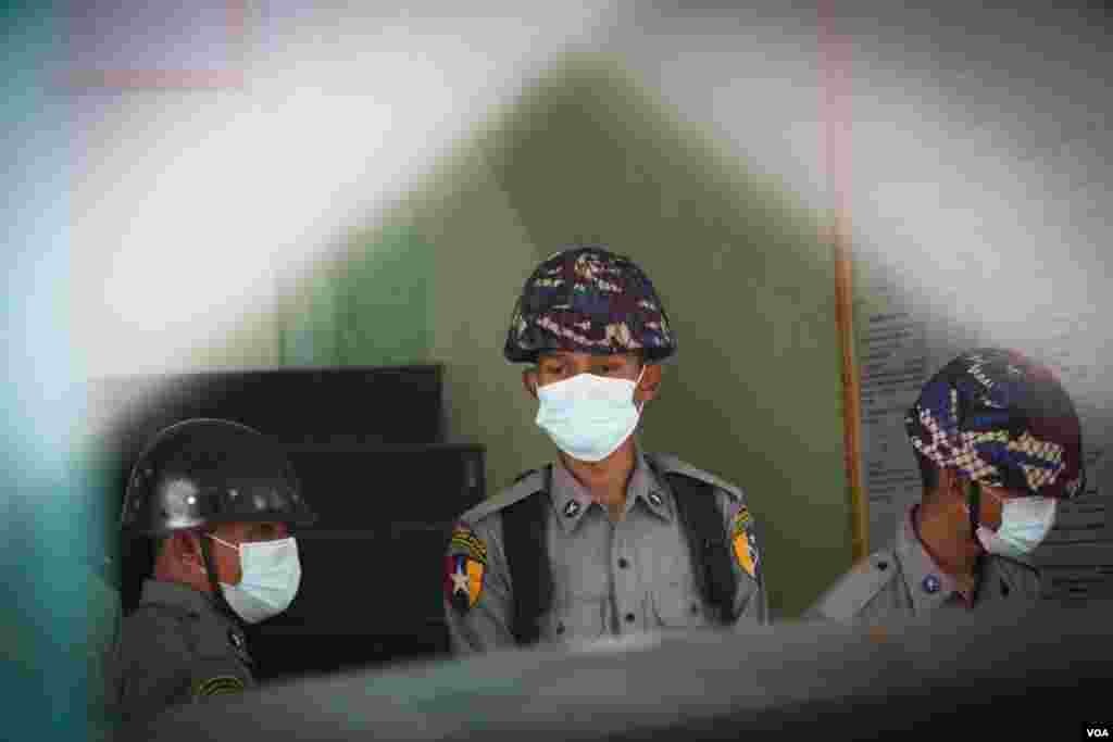 ရခိုင်နဲ့ ချင်း လက်နက်ကိုင်ပဋိပက္ခတွေနဲ့ အင်တာနက်ကန့်သတ်ထားမှုတွေကို ဆန့်ကျင် ဆန္ဒပြတဲ့ မန္တလေးလူငယ်သုံးဦး ရုံးထုတ်တဲ့ မြင်ကွင်း။ (အောက်တိုဘာ ၀၁၊ ၂၀၂၀)