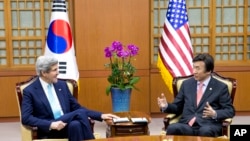 美国国务卿约翰·克里与韩国外交通商部长官尹炳世在首尔会晤(2014年2月13日)