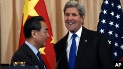 中国外长王毅和美国国务卿克里在美国国务院联合举行记者会。(2016年2月23日)