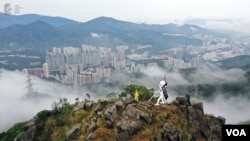 香港抗议者星期天(10/13)在狮子山上竖起自由民主女神像。图片为制作团队提供。