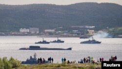 Tàu ngầm và tàu chiến Nga diễu hành, cảng Severomorsk, Nga, 31/7/2016