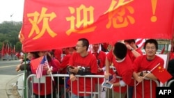 在美国维吉尼亚理工大学留学的中国学生为欢迎中国领导人习近平访美等候在习近平下榻的酒店前。(2015年9月25日资料照)