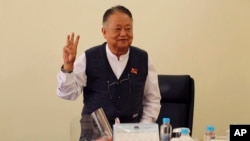 စစ်အာဏာသိမ်းမှု ဆန့်ကျင်ရေးသင်္ကေတ လက်သုံးချောင်းထောင်ပြနေသည့် NLD ပါတီ နာယက ဦးဝင်းထိန် (၀၂၊ ၀၂၊ ၂၁)