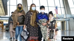 被撤离的阿富汗人抵达华盛顿杜勒斯国际机场(2021年8月26日)