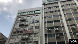 台北市长安东路二段上一栋大楼在震后出现倾斜,靠上旁边的另一栋大楼(2019年4月18日 美国之音海伦拍摄)