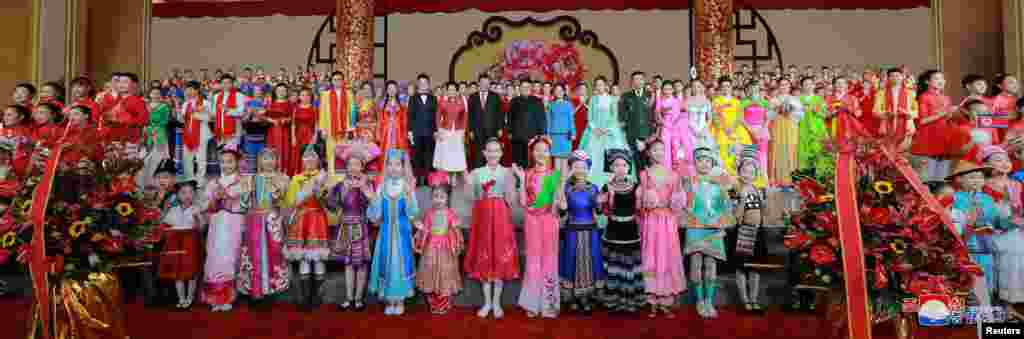 朝鲜中央通讯社通过路透社在2019年1月10日发布的照片显示中国领导人习近平和朝鲜领导人金正恩在北京的文艺晚会上。金正恩在北京访问了两天。中国官媒简单公布了金正恩应习近平邀请访问中国的消息,但一直到金正恩乘火车离开北京,进入朝鲜境内几小时后,才报道了金正恩与习近平会谈的消息。这是金正恩去年以来第四次访问中国这个朝鲜的主要外交和经济盟友。一些人猜测,金正恩在与美国总统特朗普举行第二次会面之前与中国协调。