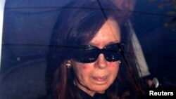 Tổng thống Argentina Cristina Fernandez trên đường đến bệnh viện ở Buenos Aires, ngày 7/10/2013.