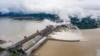位于中国湖北省的三峡大坝正在泄洪。 (2020年6月29日)