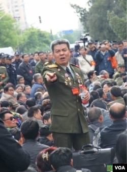 2014年5月5日,来自中国各地的上千复员军官齐聚中央军委、总政信访局上访维权。(图片来源:民生观察)