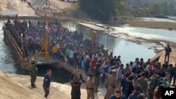 မြန်မာဘက်ခြမ်းနယ်စပ်အခြေစိုက် ကျားဖြန့် အွန်လိုင်းငွေလိမ်ဂိုဏ်းတွေမှာ ပိတ်မိနေတဲ့ နိုင်ငံပေါင်း ၂၀ ကျော်က လူတွေကို ထိုင်းနိုင်ငံဘက် ပြန်လည်ခေါ်ယူလာတဲ့ ယခင်မှတ်တမ်းဓာတ်ပုံ။ (ဖေဖော်ဝါရီ ၁၂၊ ၂၀၂၅)