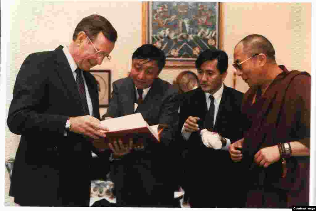 1991年,美国总统乔治·布什和尊者达赖喇嘛。