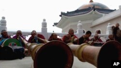 喇嘛在成吉思汗陵墓举行的纪念仪式中吹号(2006年4月18日)