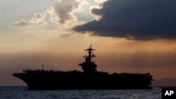 停靠在马尼拉湾的美国海军罗斯福航空母舰为菲律宾官员和商人举行招待会。(2018年4月13日)