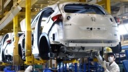 戴口罩的工人在武汉的东风集团本田汽车公司的一条生产线上工作。(2020年3月16日)