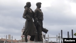 波罗的海国家立陶宛首都维尔纽斯的一名工人正在拆除前苏联时代的一座雕塑。(2015年7月20日)