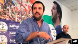 意大利内政部长萨尔维尼对记者讲话(2018年6月美联社)