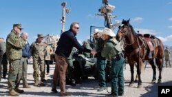 Quyền Bộ trưởng Quốc phòng Patrick Shanahan (giữa) bắt tay nhân viên tuần tra biên giới Carlos Lerma, tại trạm tuần tra Santa Teresa ở Sunland Park, New Mexico, ngày 23/2/2019.