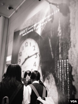 日本学生在广岛和平纪念馆内感受历史(美国之音记者萧雨拍摄)