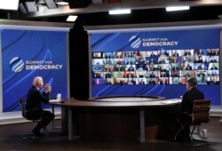 美国总统拜登和国务卿布林肯在白宫与110个国家的领导人出席线上“民主峰会”。(2021年12月9日)