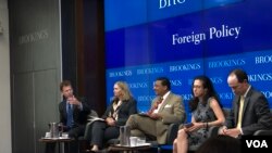 前国务院高官马洛利·斯图尔特Mallory Stewart(右二)与弗兰克·罗斯(右三)2019年7月31日出席布鲁金斯研究院讨论会(美国之音黎堡)