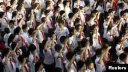 Trẻ em chào cờ và hát quốc ca trong lễ khai mạc năm học mới tại một trường học ở Hà Nội, ngày 5/9/2015.