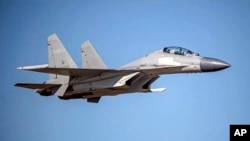 资料照:中国军机歼-20在台湾附近空域活动。2021年10月2日,有30多架中国军机飞向台湾。