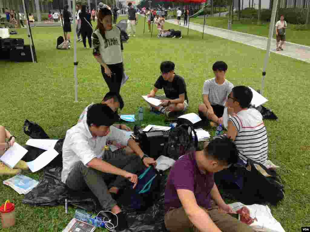 香港学联大专界罢课星期三继续在添马公园举行(美国之音图片/海彦拍摄)