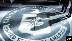 资料照片:美国中央情报局(CIA)总部大厅地面上的徽章