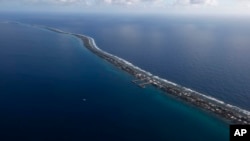 资料图: 从空中俯瞰太平洋岛国图瓦卢的一个主要岛屿。(美联社2011年10月)