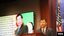 Tiến sĩ Sophal Ear, Phó Giáo sư Occidental College, đọc tham luận tại Hội Heritage, Washington DC. Ảnh chụp ngày 13/9/2018. (Sreng Leakhena/VOA Khmer)