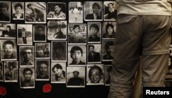 香港大学的六四纪念馆里张贴的八九六四死难者照片。(2013年6月3日)