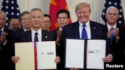 资料照:美国总统特朗普与中国副总理刘鹤于2020年1月15日在华盛顿白宫东厅签署了“第一阶段”美中贸易协议。