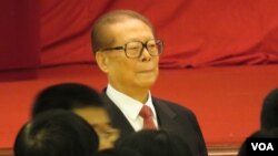 江泽民进入北京人民大会堂庆祝国庆65周年(2014年9月30日,美国之音东方拍摄)