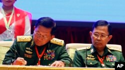 တပ်မတော်ကာကွယ်ရေးဦးစီးချုပ် ဗိုလ်ချုပ်မှုူးကြီး မင်းအောင်လှိုင် တနိုင်ငံလုံးပစ်ခတ်တိုက်ခိုက်မှုဆိုင်ရာ သဘောတူစာချုပ် ( NCA) လက်မှတ်ရေးထိုးစဉ် ( ဖေဖော်ဝါရီ ၁၃ ၂၀၁၈)