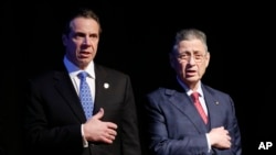 2015年1月21日,美国纽约州众议院议长萧华(Sheldon Silver,右侧)和纽约州州长科莫在州长发表州情报告之前